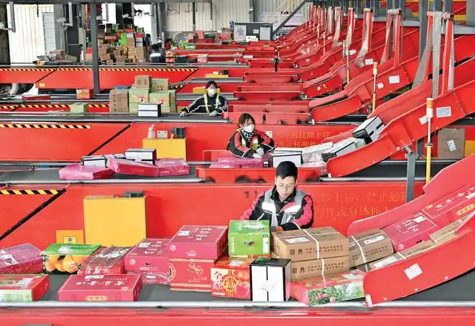 福建省捷邦供应链管理股份有限公司取得便于收发货的物流仓储平台专利，尽量避免工作人员不便搬运上层货架货物箱的问题